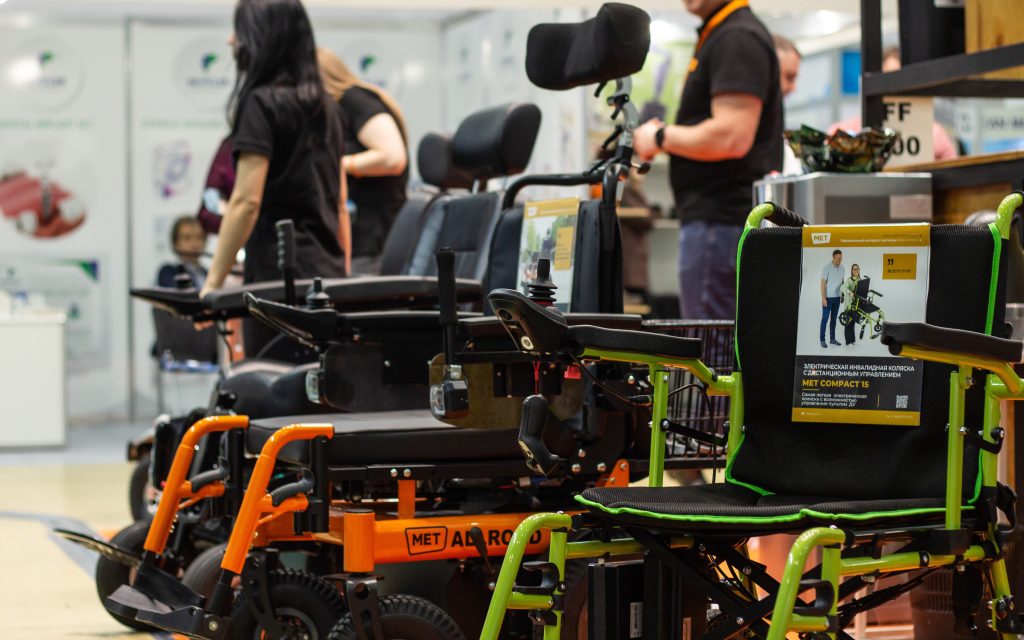 Электрические кресла-коляски бренда МЕТ на выставке